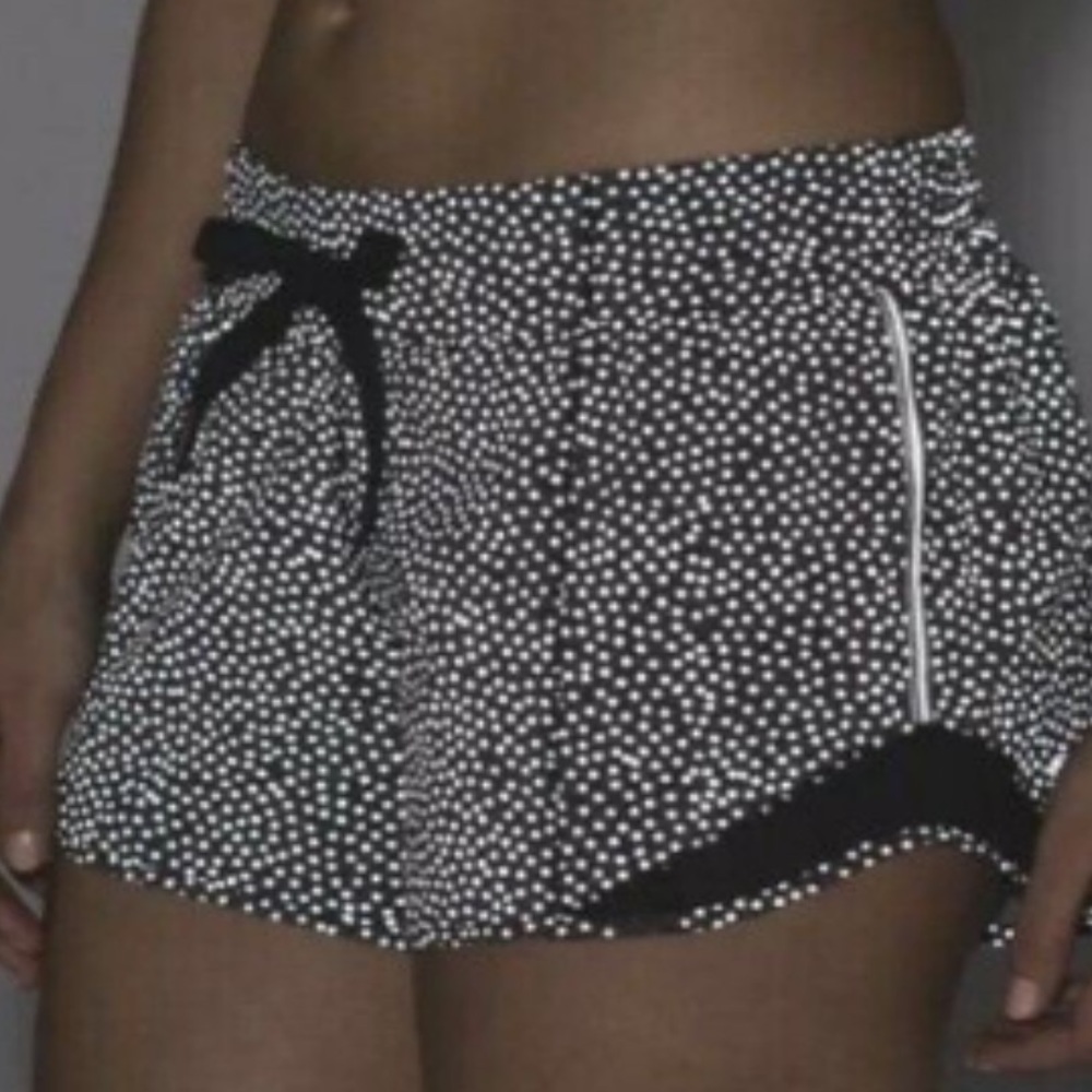 Lululemon reflective polka dot Hottie hot short - Picture 2 of 5
